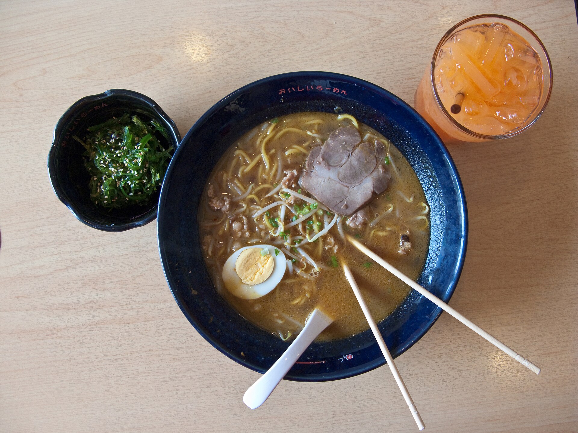 Schüssel Ramen mit Ei, Fleisch, Sojasprossen und Beilagen