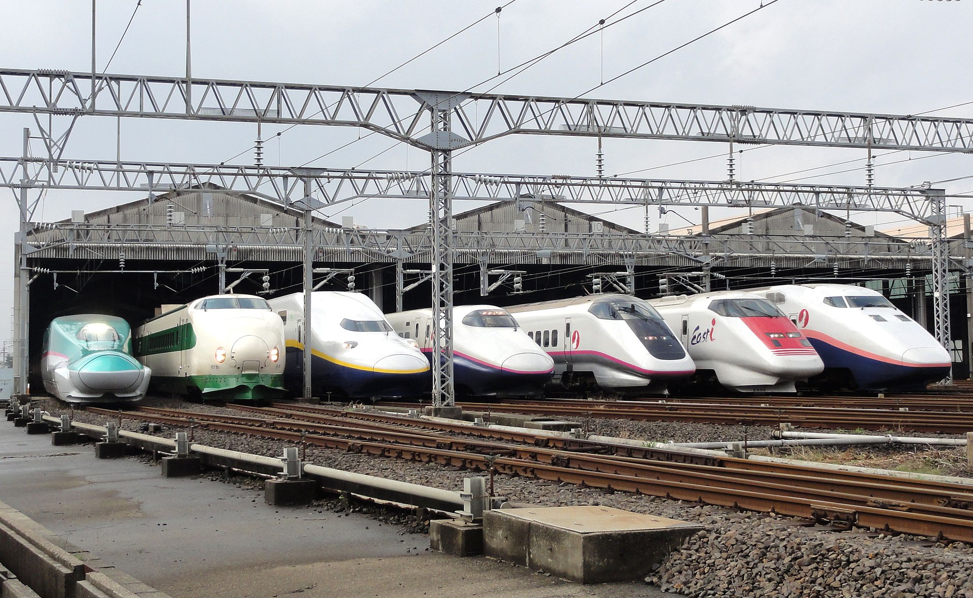 Mehrere Shinkansen-Züge verschiedener Baureihen nebeneinander im Depot Niigata
