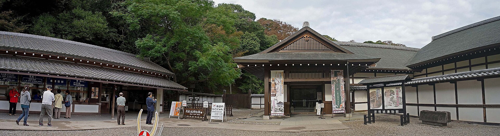 Ticketschalter und Museum an der Hikone-Burg mit Besuchern vor den Kassenhäuschen