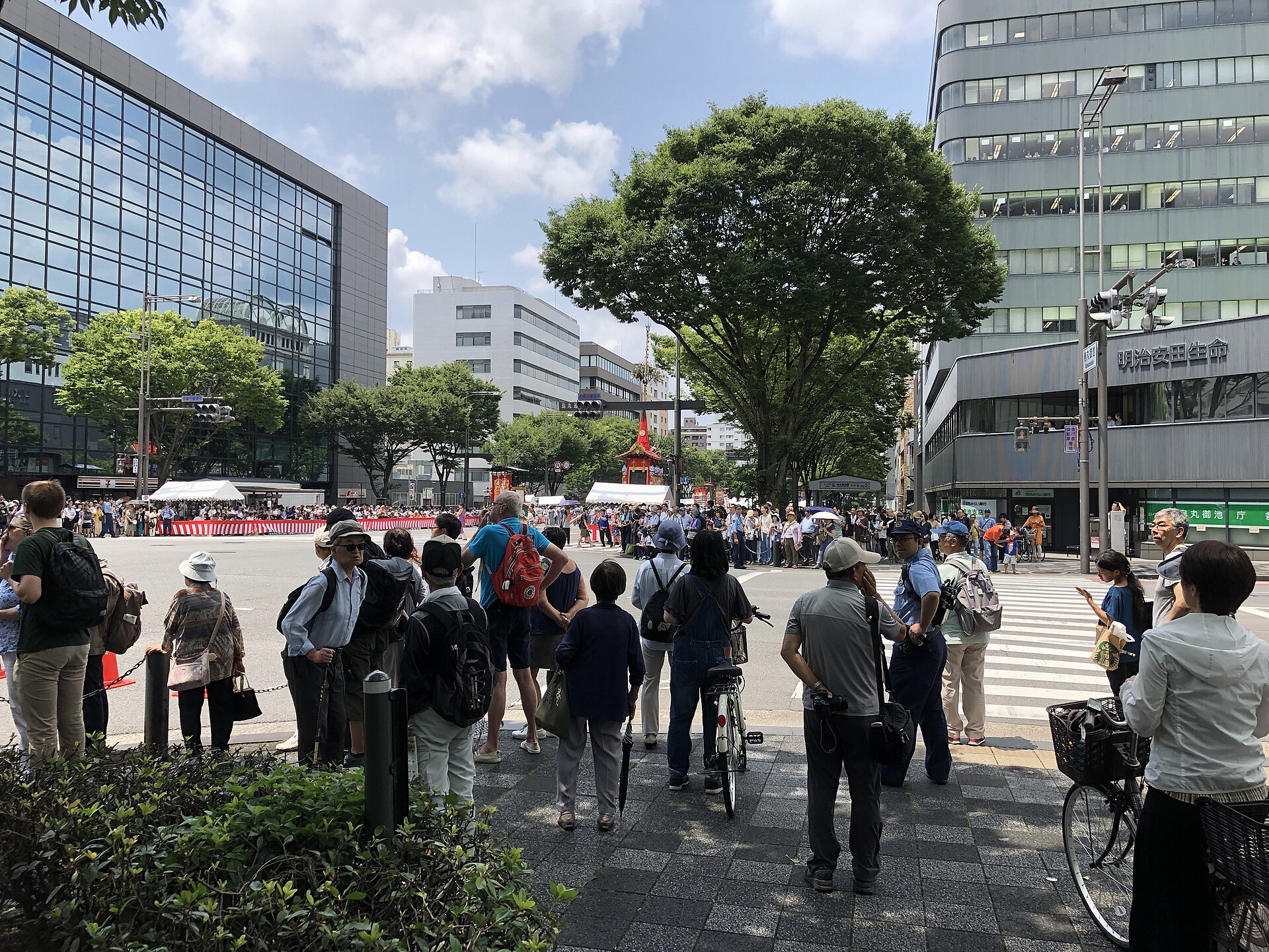 Dichte Menschenmenge und Absperrungen bei einem Festival in Kyoto als Sinnbild fuer Overtourism