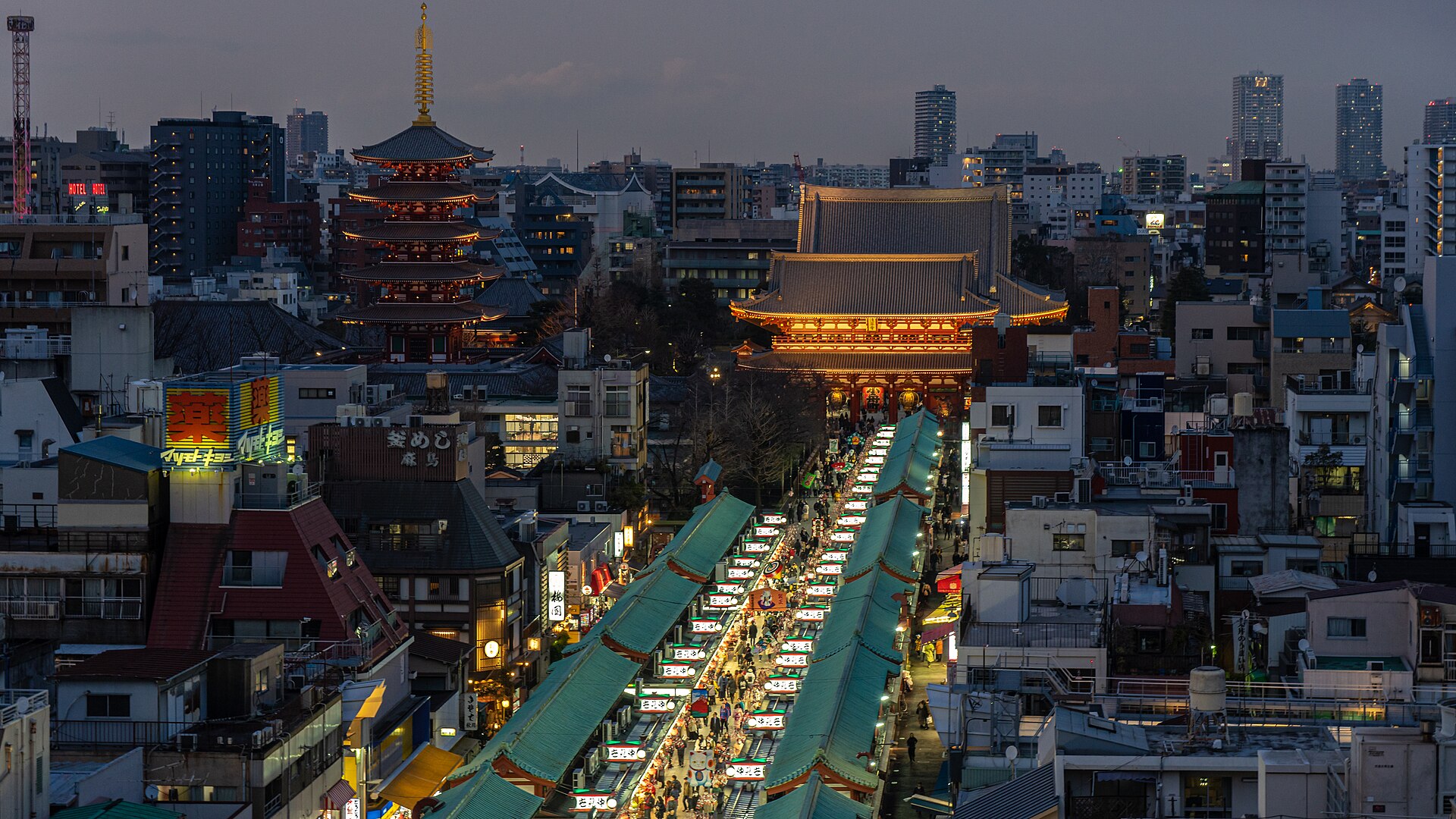 Blick auf die Pagode, Sensoji-Tempel und die belebte Nakamise-Einkaufsstraße in Asakusa, Tokio